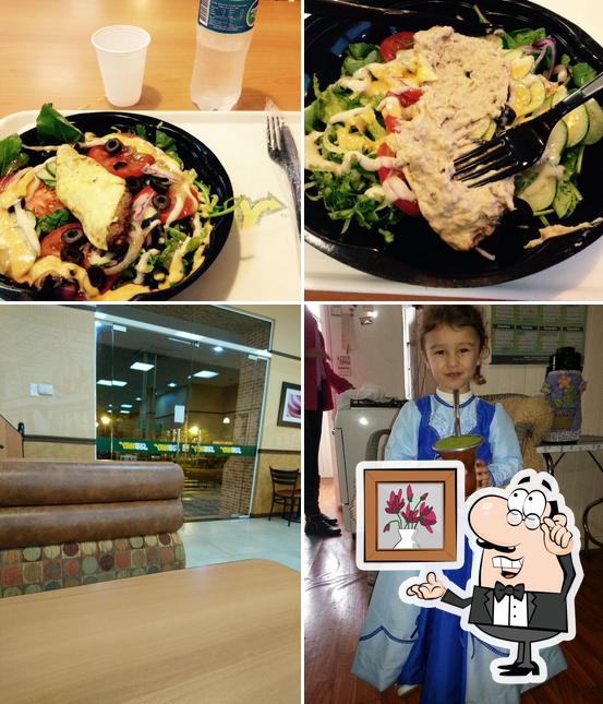 A foto da interior e comida no Subway