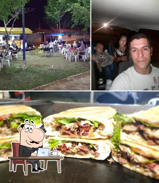 Esta é a foto mostrando interior e comida no Lorena Lanches