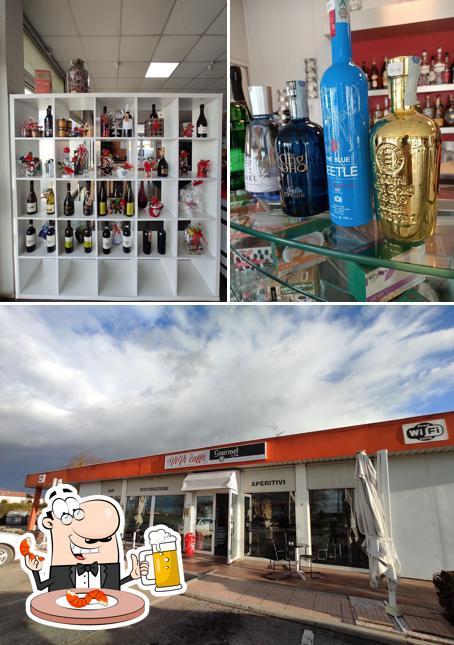 Puoi ordinare un rinfrescante bicchiere di birra chiara o scura