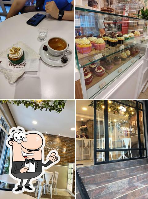 Entre diferentes coisas, interior e comida podem ser encontrados no Café Cupcake da Mari