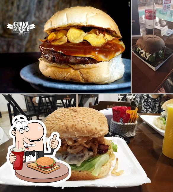 Peça um dos hambúrgueres disponíveis no Guará Burger Hamburgueria