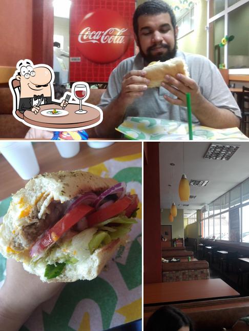 Confira a foto mostrando comida e interior no Subway