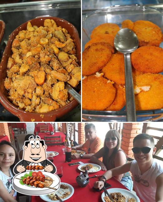 Entre diferentes coisas, comida e mesa de jantar podem ser encontrados no Restaurante Sauaçuhy