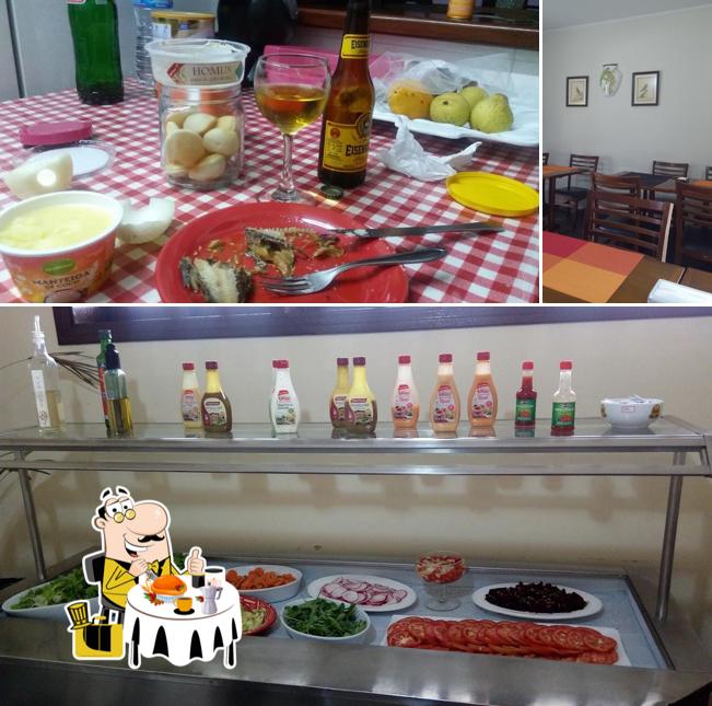 A comida e mesa de jantar do restaurante