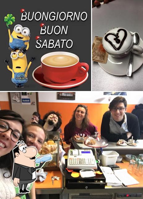 Questa è la foto che mostra la bevanda e interni di high school coffee-percoto