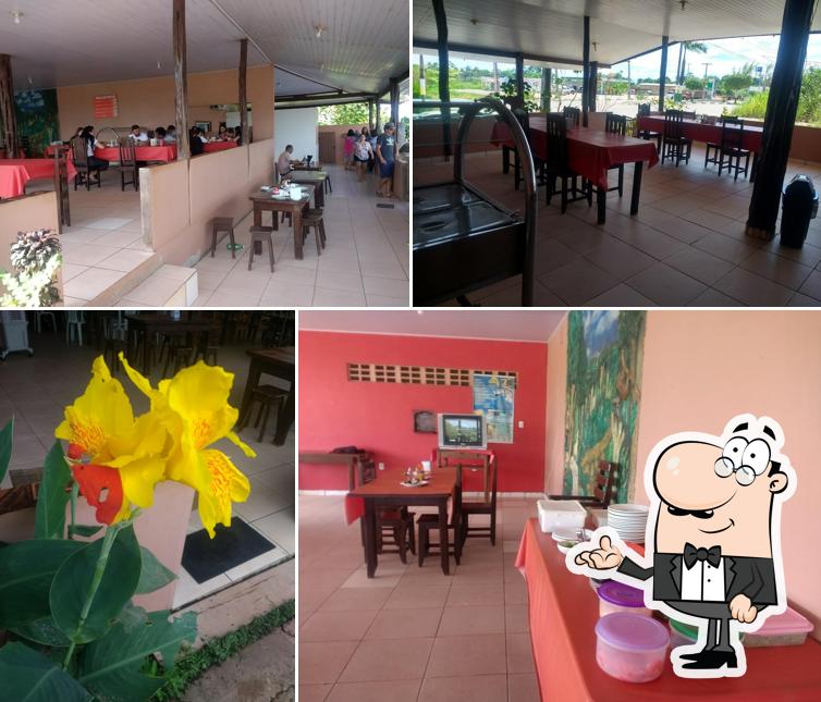 Sente em uma das mesas no Churrascaria Maringá
