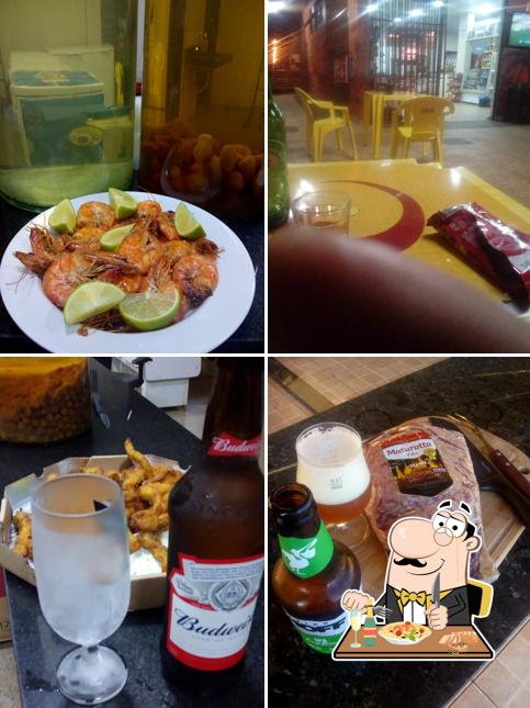 Entre diversos coisas, comida e bebida podem ser encontrados no Sol & Mar Bier