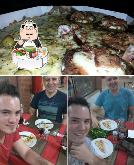 A mesa de jantar e pizza do restaurante