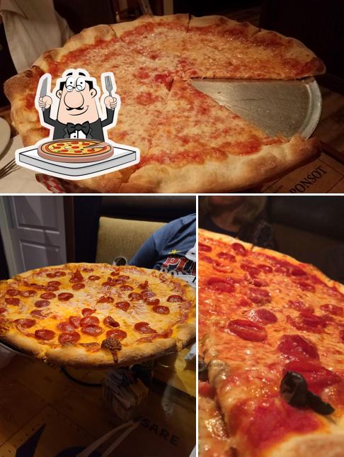 Elige una pizza en Citrola's Italian Restaurant on McGregor