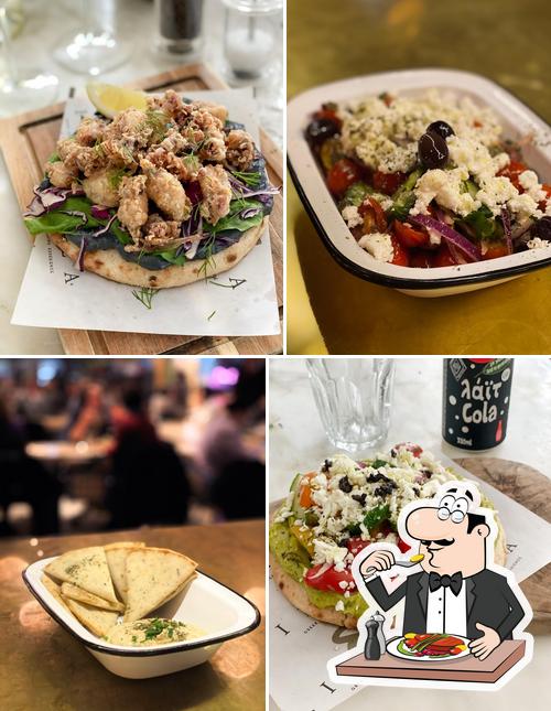 Plats à Greek Street Food Experience by IDEA