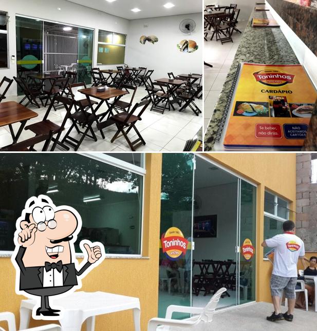 O interior do TONINHO'S LANCHES