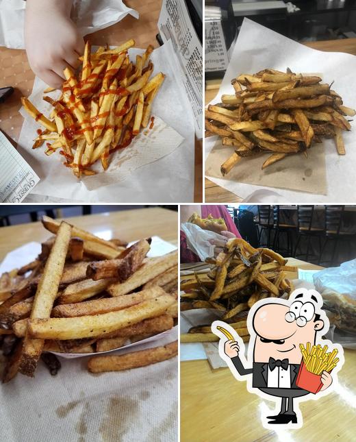 Disfruta de sus patatas fritas en The Stadium at Burgerland
