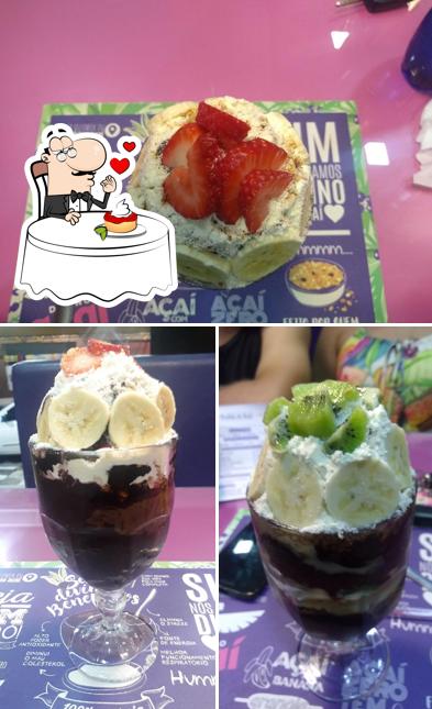 Divino Açaí serve uma escolha de sobremesas