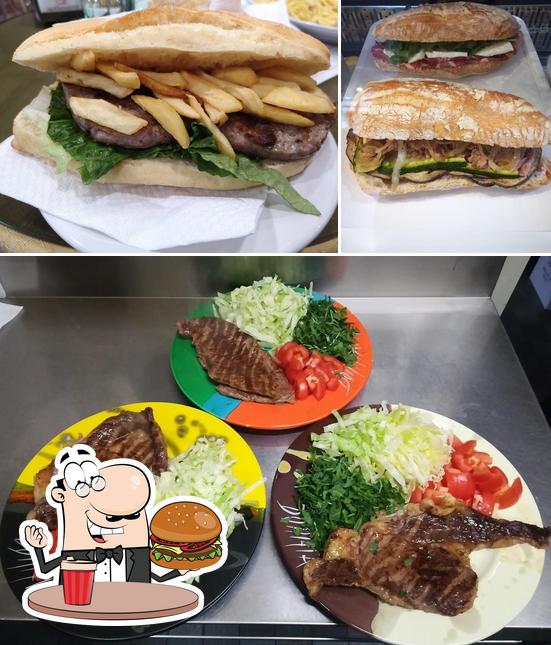 Prova un hamburger a SNACK BAR PLANET CAFE'