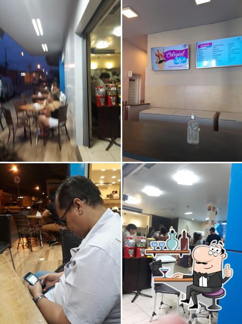 Sente em uma das mesas no Sorveteria Nevaska