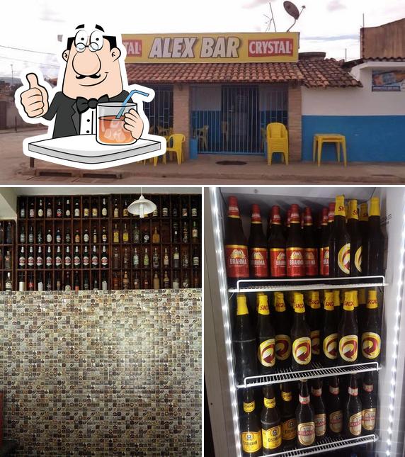 O Alex Bar se destaca pelo bebida e exterior