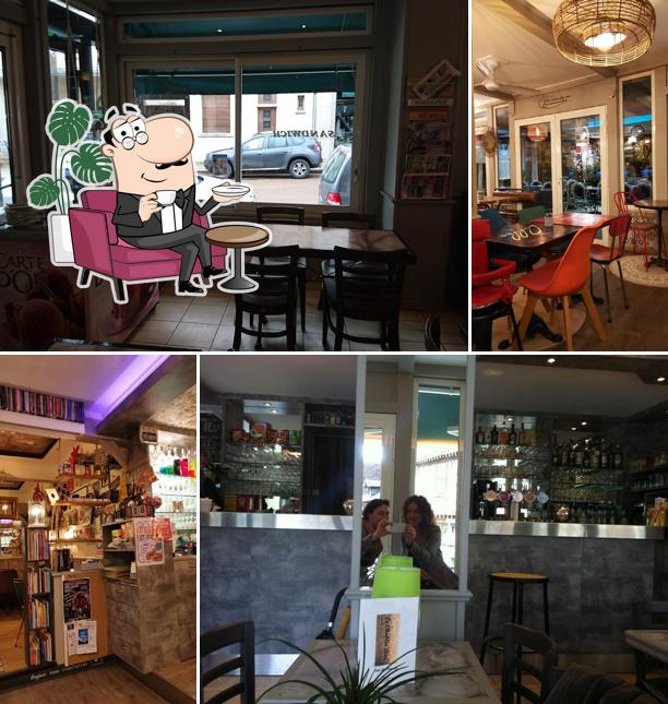 Installez-vous à l'une des tables de Chablis Bar