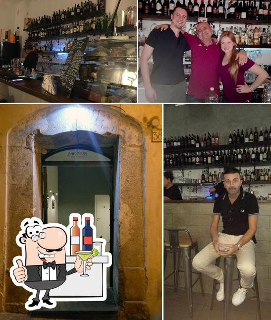 Tra le varie cose da Barroom Salerno - wine bar - food & drink si possono trovare la bancone da bar e interni