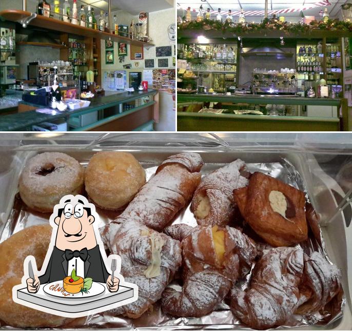 La immagine della cibo e bancone da bar di Petit Café