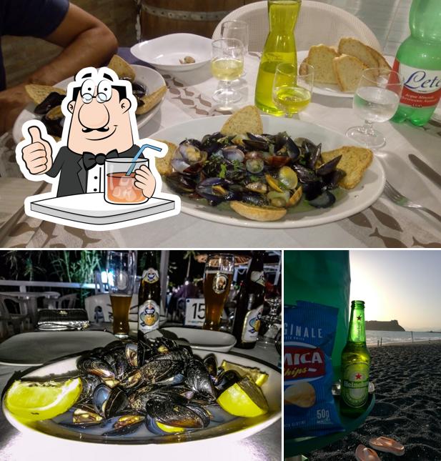 Tra le varie cose da Stabilimento Balneare Ristorante Bar Arcomagno si possono trovare la bevanda e interni