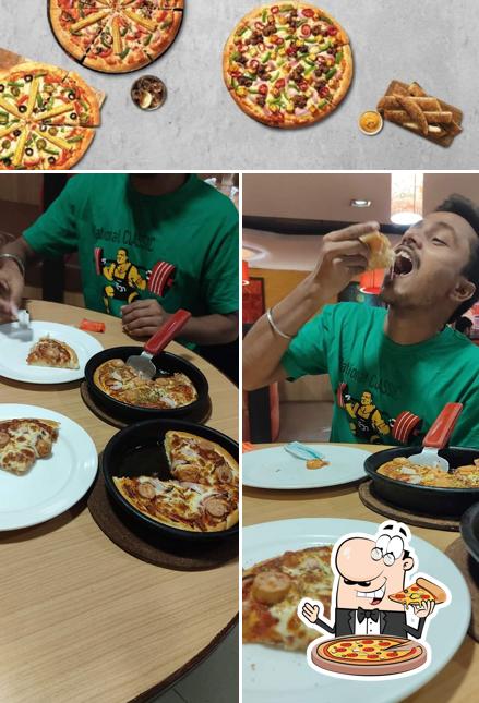 Try out pizza at Pizza Hut Avani Mall, Kolkata