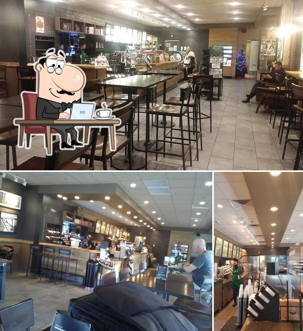 El interior de Starbucks