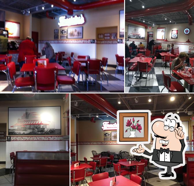 Забронируйте столик в "Freddy's Frozen Custard & Steakburgers"