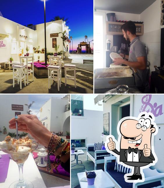Это снимок паба и бара "Lila Cafe • Santorini"