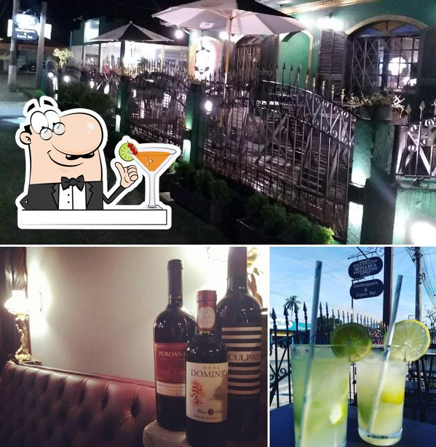 Entre diversos coisas, bebida e exterior podem ser encontrados no Monarca Gourmet Bar