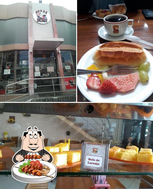 Confira a foto mostrando comida e interior no Conde do Pão