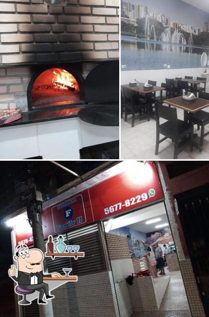 O interior do Pizzaria Family II