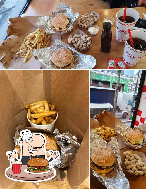 Essayez un hamburger à Five Guys Opéra