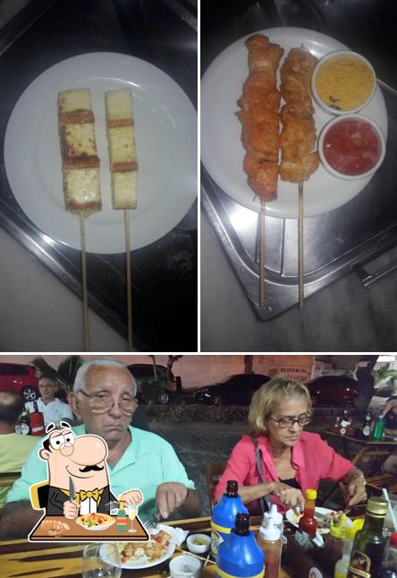 Dê uma olhada a imagem apresentando comida e mesa de jantar no Grilo lanche