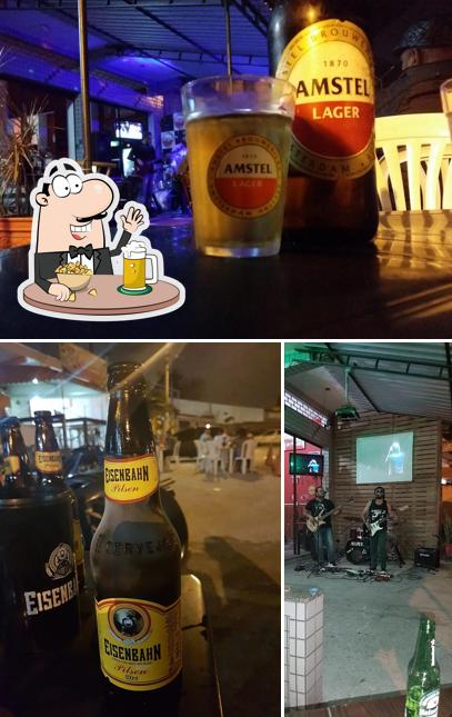 Desfute um copo de cerveja leve ou escura