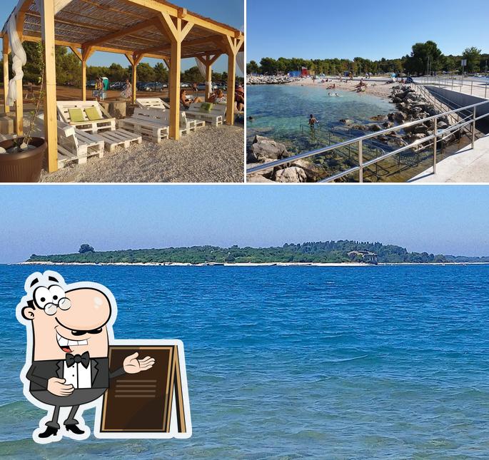 Puoi goderti l'aria fresca da seduto all'esterno di Crazy Beach Bar