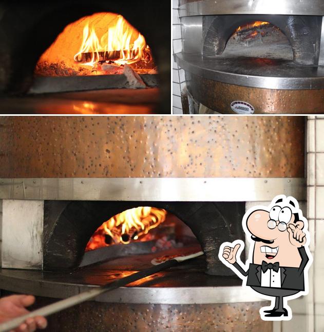 Посмотрите на внутренний интерьер "Pizzeria Linus"