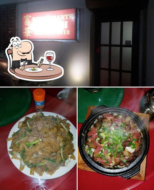 The photo of food and interior at Restaurant Fu Wah