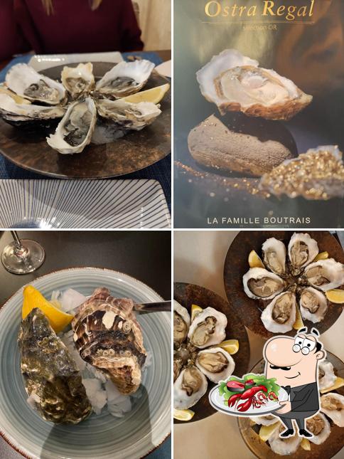 В "De Claire Oyster bar" вы можете заказать разнообразные блюда с морепродуктами