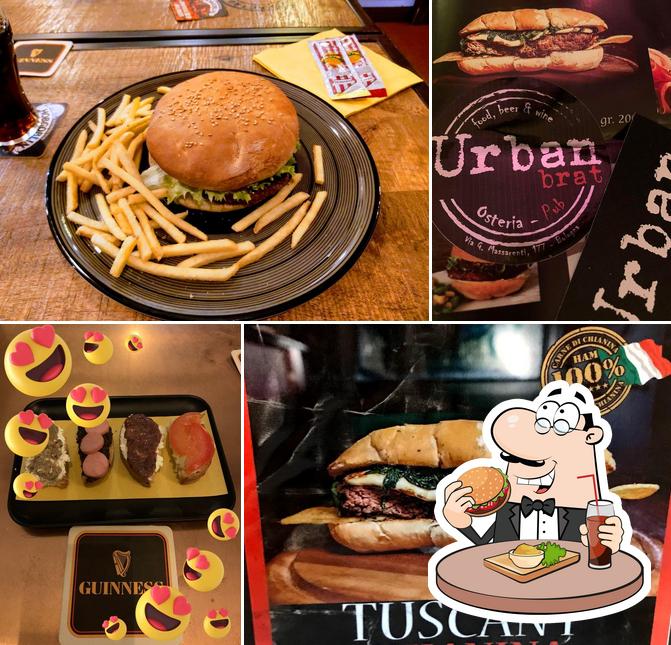 Ordina un hamburger a Urban Pub Bologna