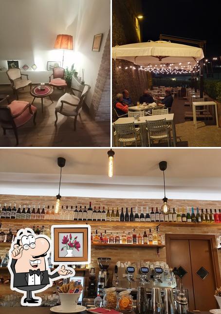 La immagine di interni e bancone da bar da Mon Café
