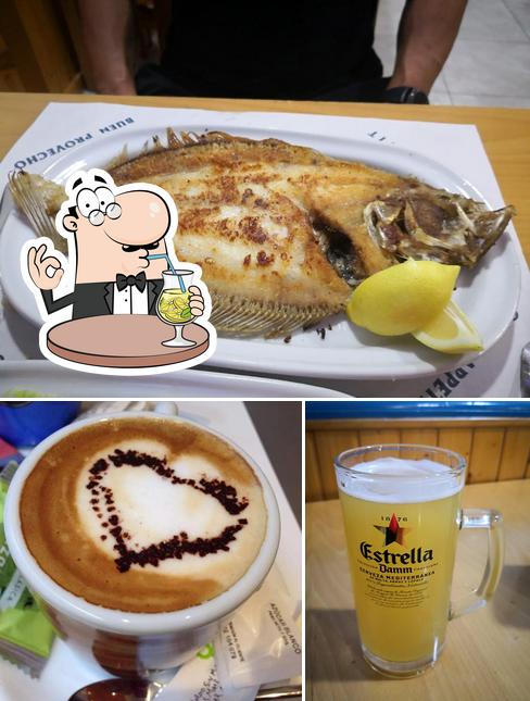 Observa las fotos que muestran bebida y mariscos en Bar Sabadell