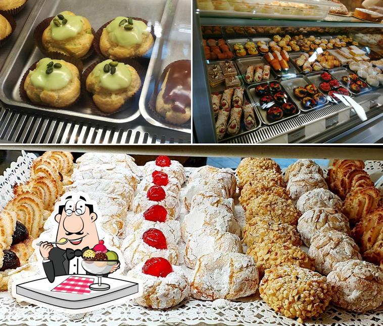 Pasticceria Buselli serve un'ampia selezione di dessert