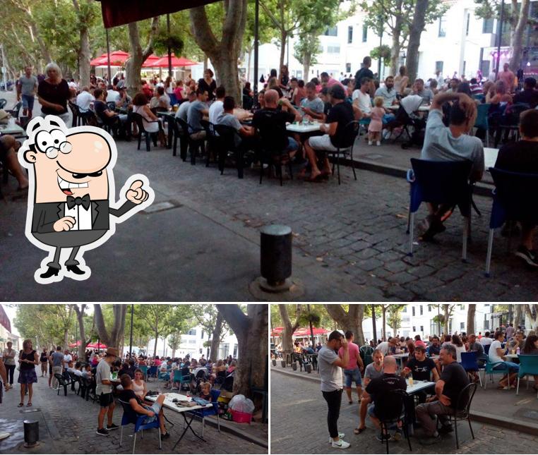 Installez-vous à l'une des tables de Bar du Cours