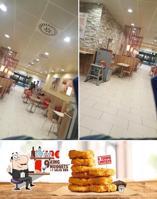 Tra le diverse cose da Burger King si possono trovare la interni e cibo