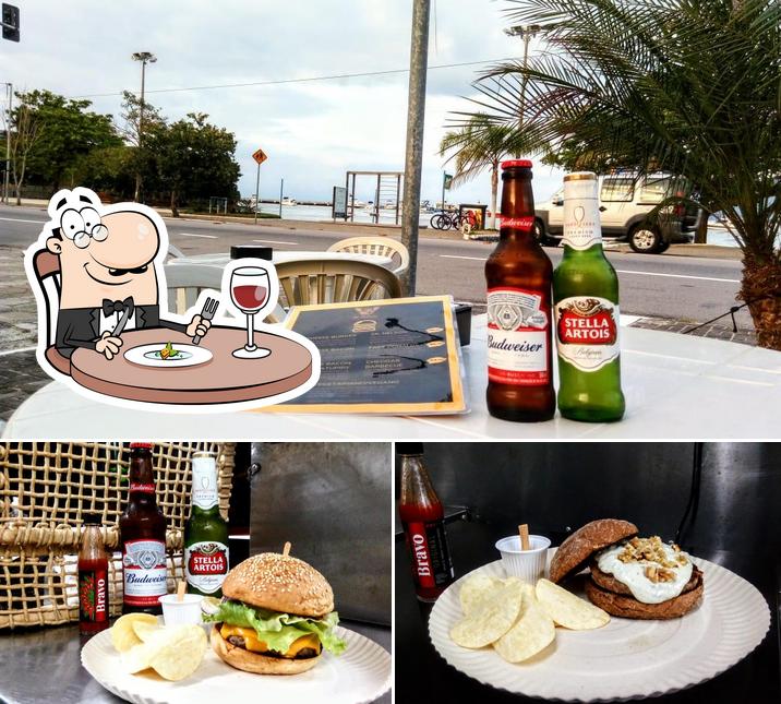 Entre diferentes coisas, comida e cerveja podem ser encontrados a Sr Nelson Hamburgueria e Choperia