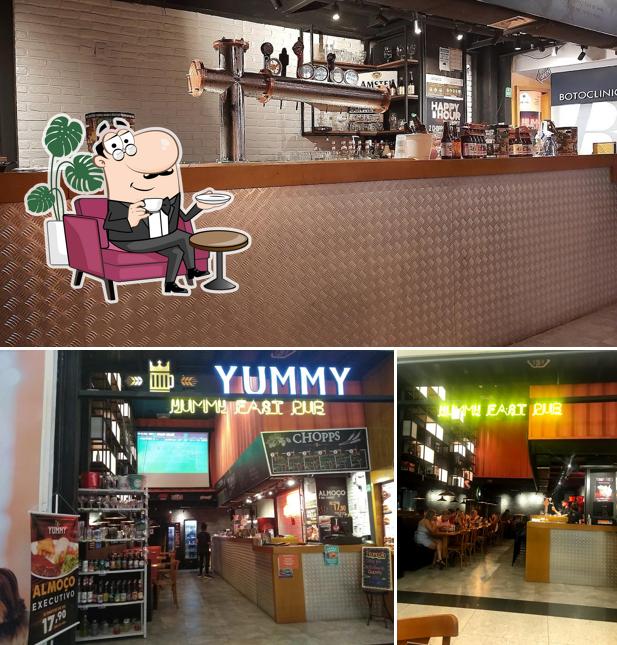 O interior do Yummy Fast Pub Hamburguer - Chopp Artesanal