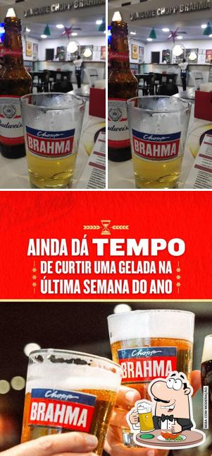 Desfute um copo de cerveja leve ou escura