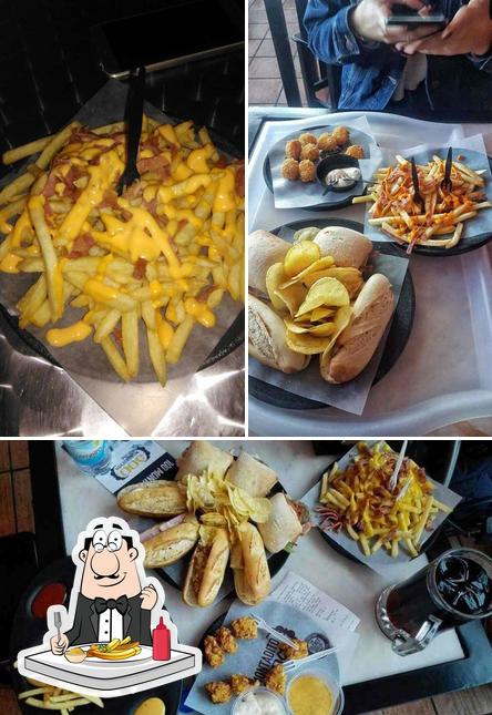 Order fries at Restaurante 100 Montaditos