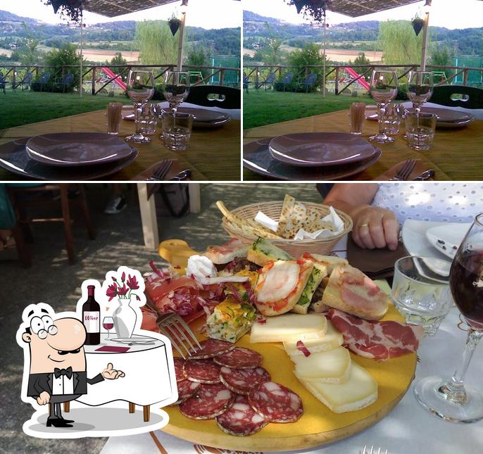 Questa è la foto che raffigura la tavolo da pranzo e cibo di Le Spighe Agriturismo Fattoria Bertaccini