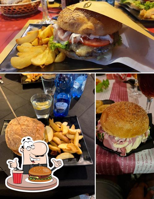 Ordina un hamburger a Celebrity – Bar Risto Burger